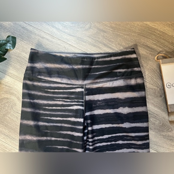 Nike Recycled Dri - Fit Black and Gray Tiger Stripe Capri Leggings. Size M - Picture 5 of 14